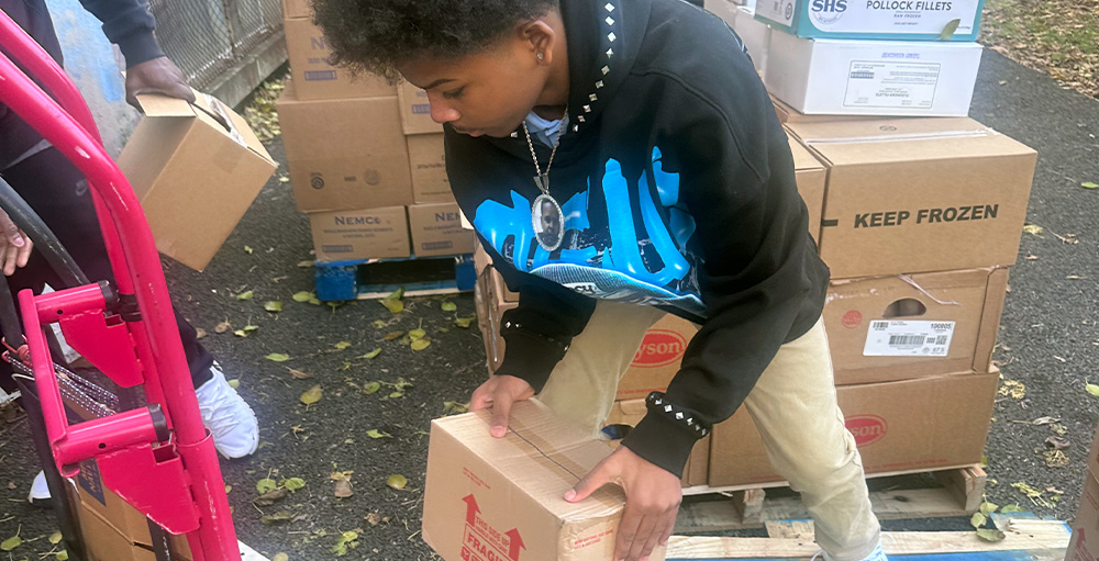 Citizenship & Science Academy of Syracuse Basketball Team Assists with Food Distribution at Well of Hope Pantry